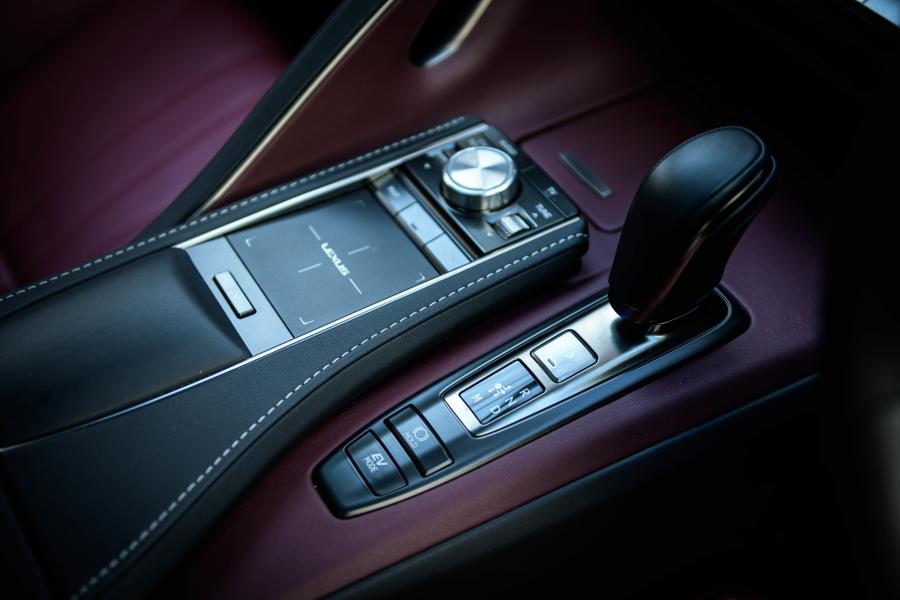 Детали интерьера Lexus LC500h 2017 года  (JP) (фото 24 из 30)